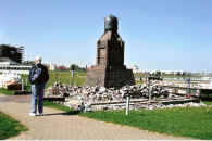 Ehrenmal 08-005.jpg (60472 Byte)